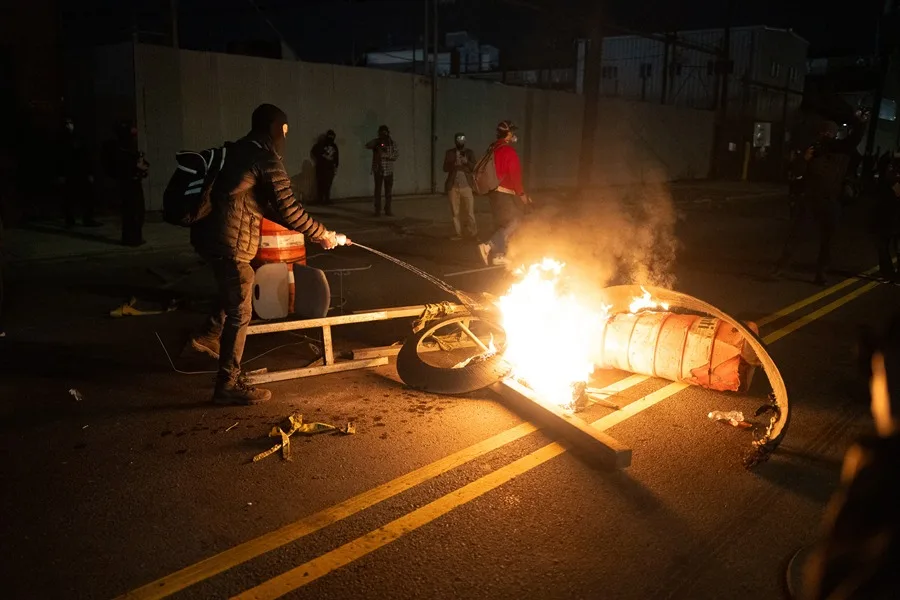 Newark impone toque de queda tras disturbios por protestas contra centro de detención de migrantes