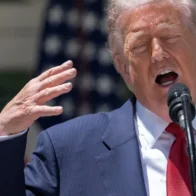 Inauguran una estatua dorada de Trump de 4,5 metros de alto en su club de golf en Florida