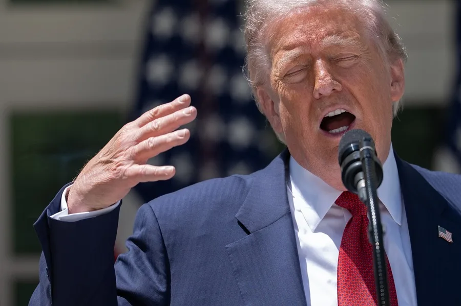 Inauguran una estatua dorada de Trump de 4,5 metros de alto en su club de golf en Florida