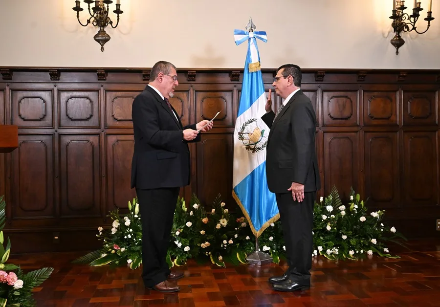 El presidente de Guatemala juramenta al nuevo fiscal general antes del inicio de su mandato