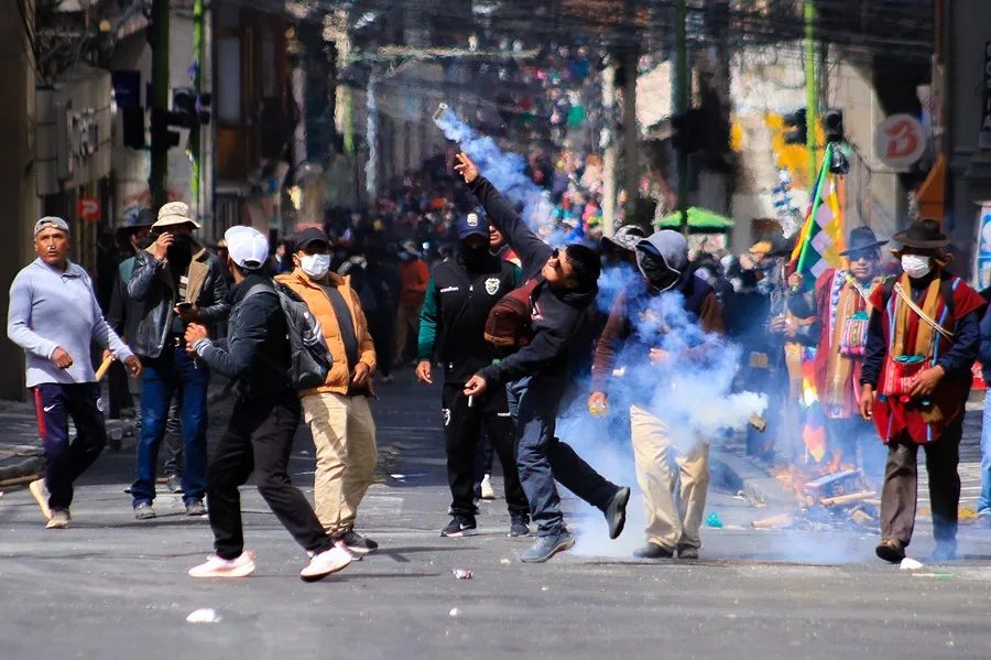 Las protestas contra el Gobierno de Bolivia derivan en vandalismo y saqueos en entidades de La Paz