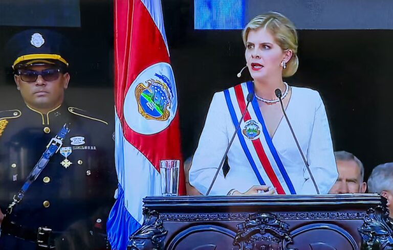 Laura Fernández asume como la presidenta número 50 de Costa Rica y promete “mano dura” contra el crimen: “No me temblará el pulso”