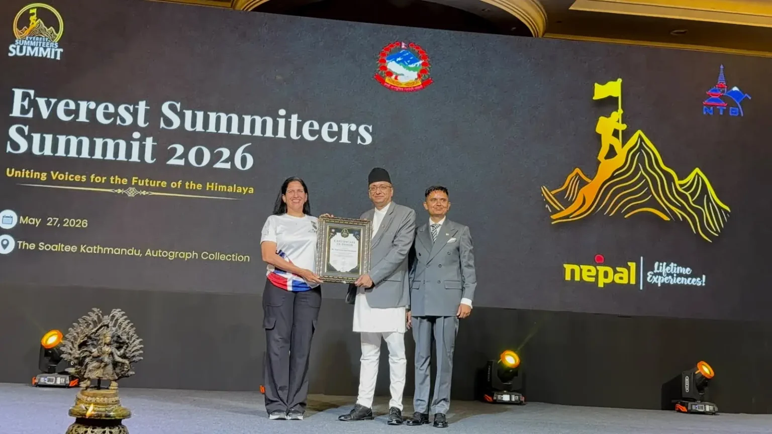 Thais Herrera recibe reconocimiento internacional en cumbre mundial de montañismo en Nepal