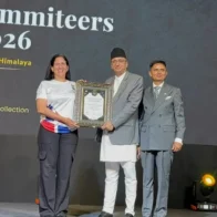 Thais Herrera recibe reconocimiento internacional en cumbre mundial de montañismo en Nepal