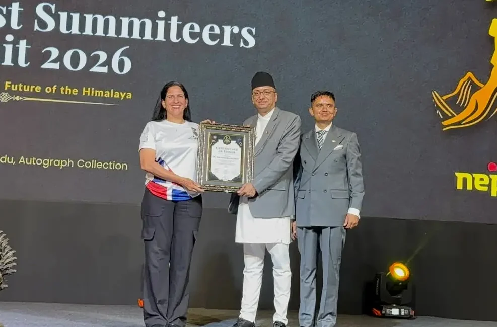 Thais Herrera recibe reconocimiento internacional en cumbre mundial de montañismo en Nepal