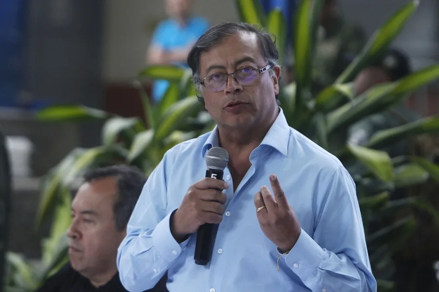 Petro se pregunta si el falso audio sobre la campaña de Iván Cepeda hace parte del ‘Hondurasgate’