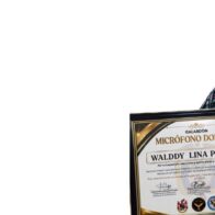 Walddy Lina Polanco es reconocida con el Micrófono Dorado en Bogotá, Colombia