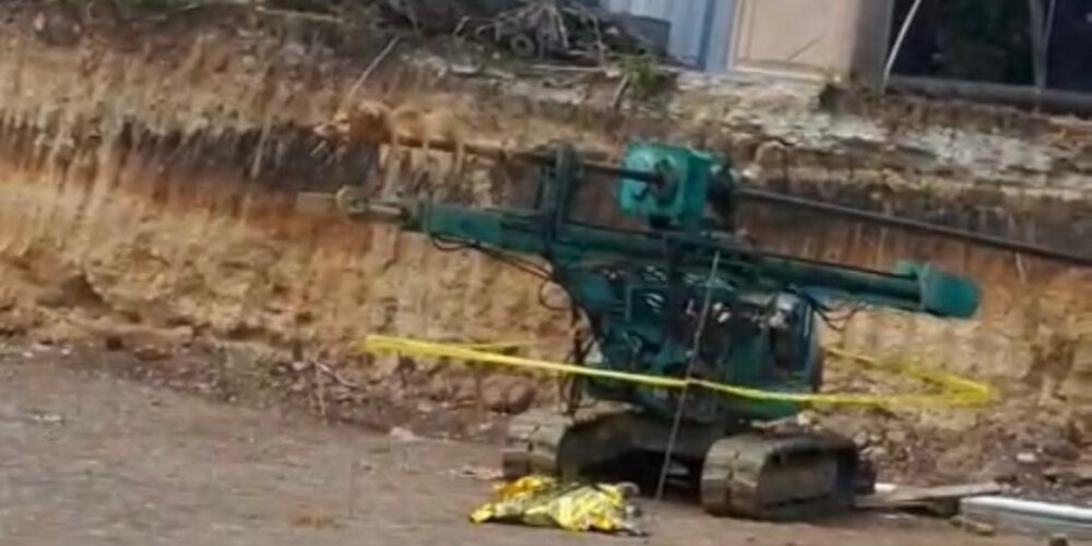 Hombre muere aplastado por maquinaria pesada en construcción de Santiago