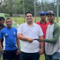 Dirección Provincial de Deportes entrega aporte para mejorar play de béisbol en Jurungo