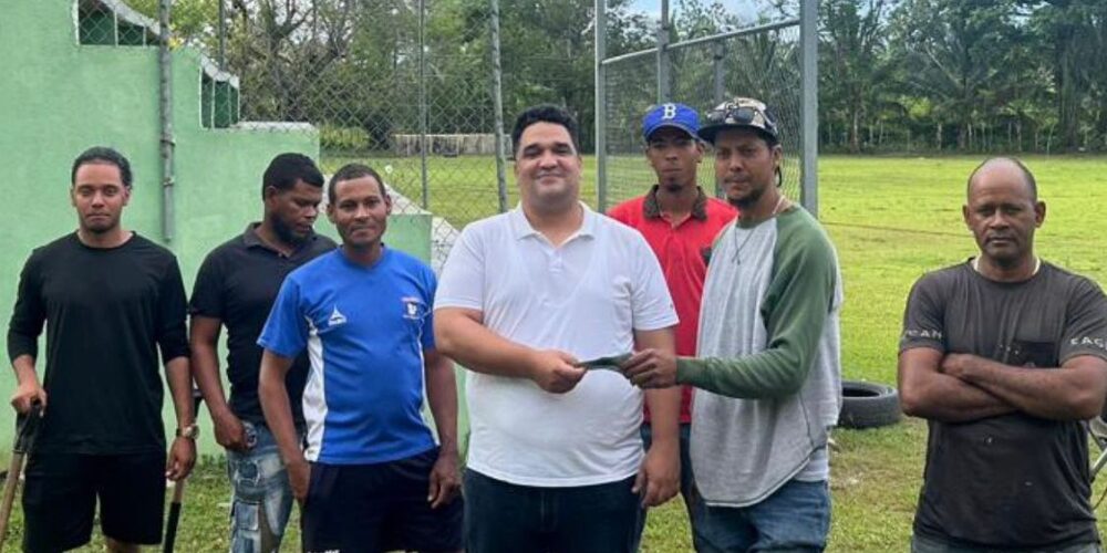 Dirección Provincial de Deportes entrega aporte para mejorar play de béisbol en Jurungo