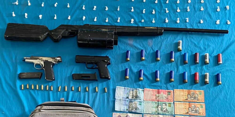 DNCD incauta drogas, armas y detiene dos personas en operativos en San Cristóbal
