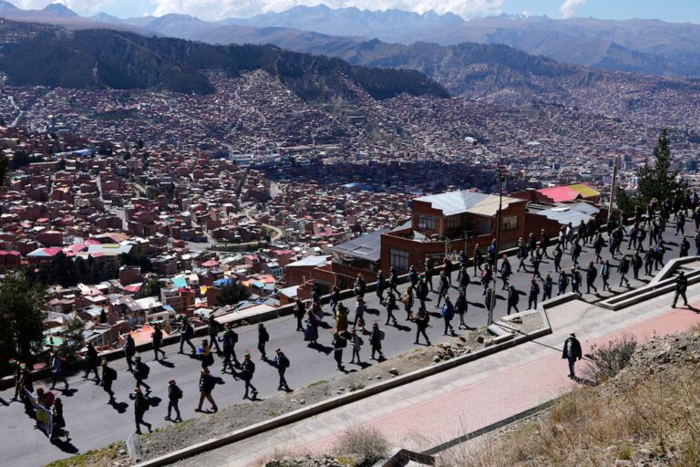 El gobierno de Bolivia inició una operación policial y militar para levantar los bloqueos de carreteras