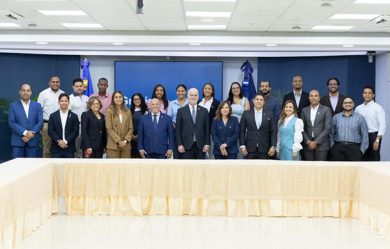 El encuentro estuvo encabezado por el superintendente de Bancos, Alejandro Fernández W.; la directora de ProUsuario, Natalia Sánchez, y el equipo que trabaja con la herramienta, incluyendo desarrolladores y personal de las áreas de atención y educación financiera.