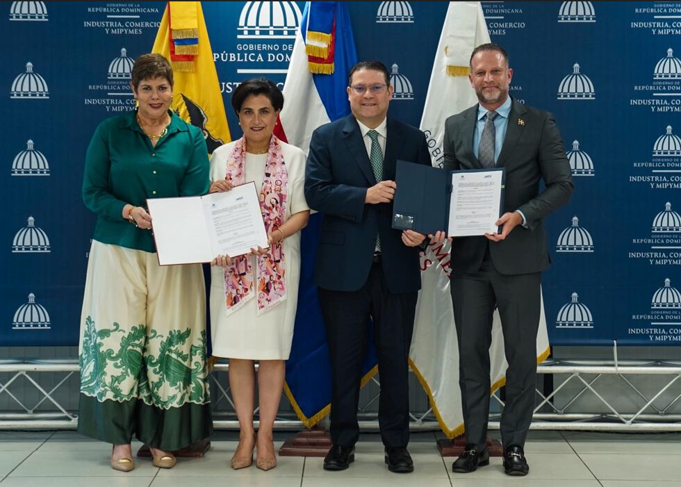 El acuerdo fue firmado por el viceministro de Comercio Exterior del MICM, Daniel Peña, y la viceministra de Comercio Exterior del Ministerio de Producción, Comercio Exterior e Inversiones de Ecuador, Ivanova Cereceda.