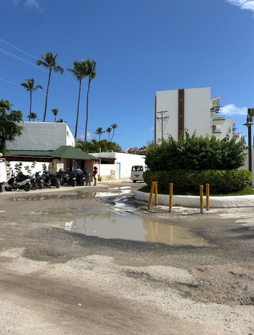 Comunitarios de Los Corales exigen intervención urgente por deterioro en sus calles