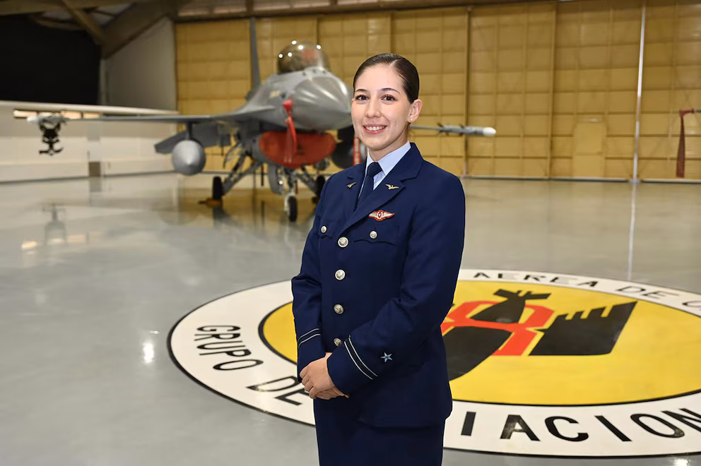 La Fuerza Aérea chilena graduó a su primera piloto de aviones F-16: “El cielo nunca fue el límite”