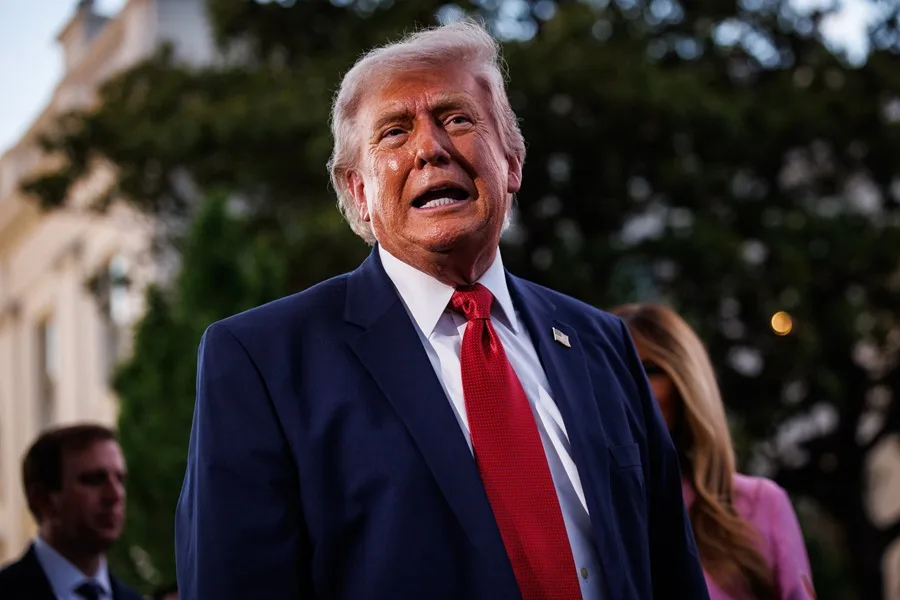 Trump vuelve a criticar al papa por Irán y llama “inútil” al alcalde de Chicago