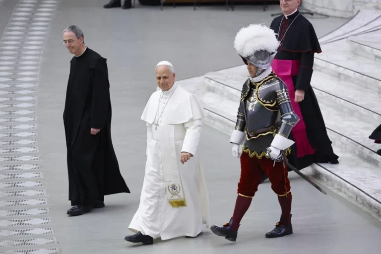 Trump al papa León XIV: "Le guste o no, Irán no puede tener un arma nuclear"