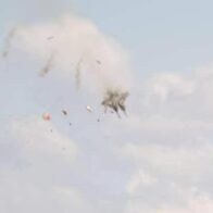Dos aviones militares chocaron en pleno show aéreo en Idaho: el impactante momento del accidente