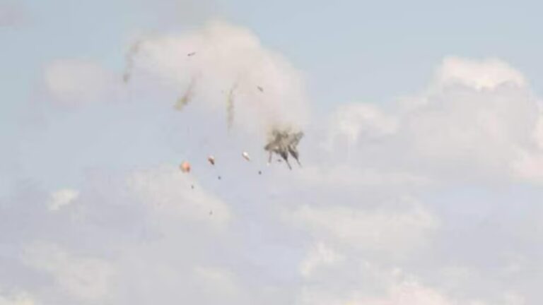 Dos aviones militares chocaron en pleno show aéreo en Idaho: el impactante momento del accidente