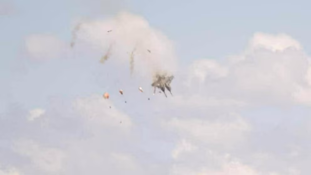 Dos aviones militares chocaron en pleno show aéreo en Idaho: el impactante momento del accidente