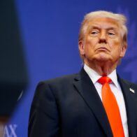 Trump llama "tonta" a reportera que indagó por costo del salón de baile de la Casa Blanca