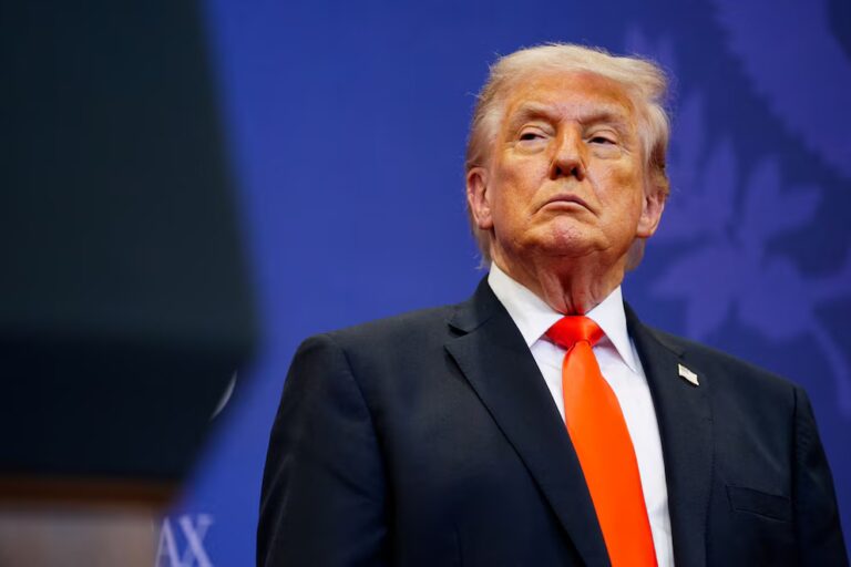 Trump llama "tonta" a reportera que indagó por costo del salón de baile de la Casa Blanca