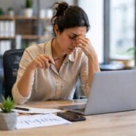 ¿Trabajas con dolor? El enemigo silencioso que reduce la productividad es el presentismo laboral