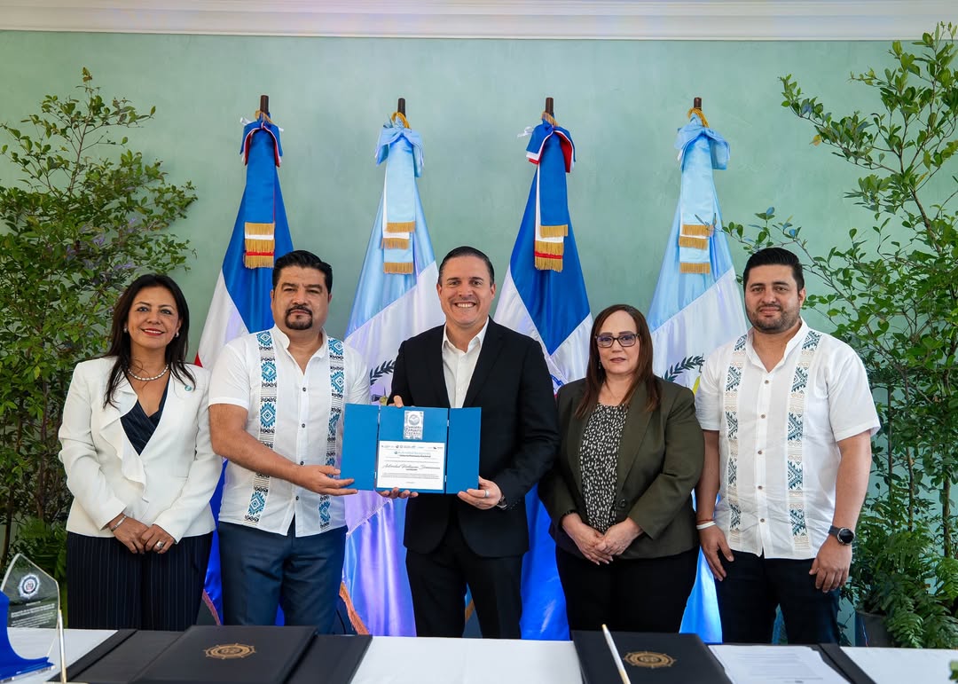 APORDOM y Comisión Portuaria de Guatemala firman acuerdo para fortalecer la cooperación portuaria.