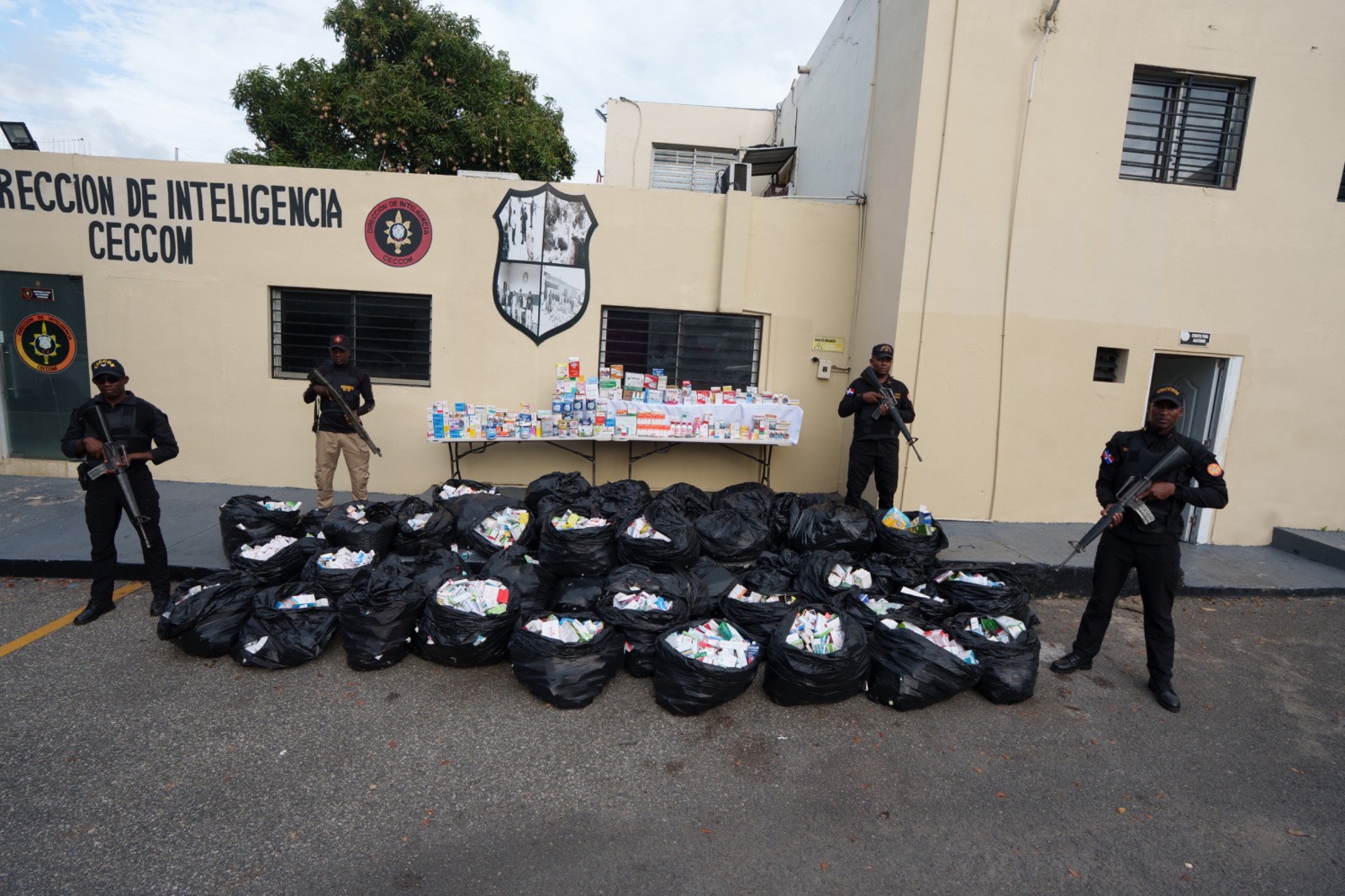 MICM, CECCOM y DIGEMAPS incautan medicamentos ilegales valorados en RD$31 millones en Espaillat