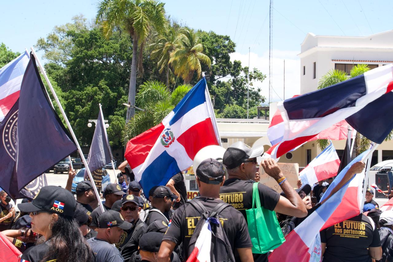 Cientos de manifestantes continúan llegando y se suman a la marcha contra la minería en San Juan