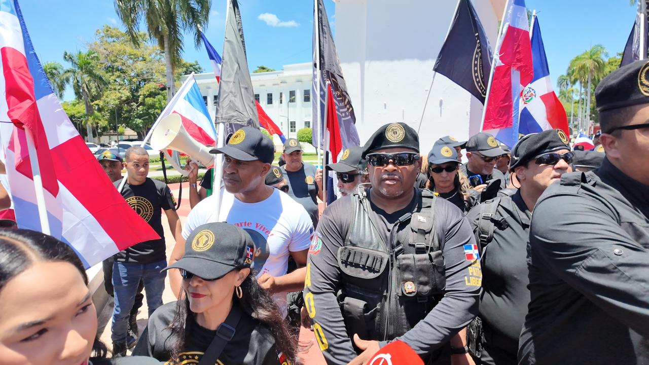 Ángelo Vásquez advierte “el oro no se bebe” y respalda protesta contra la minería en San Juan