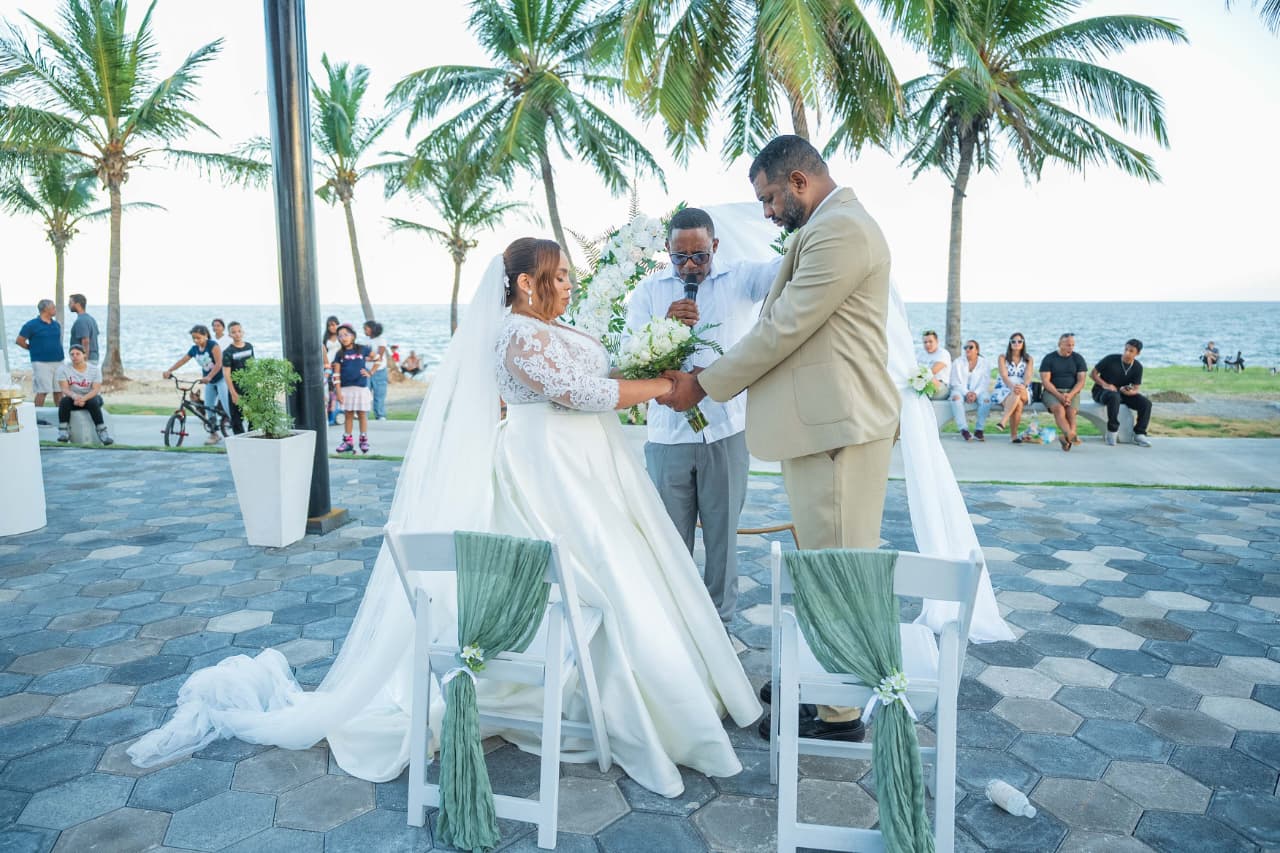 El Malecón se vuelve amor frente al mar: espacios recuperados se afianzan como escenarios de bodas