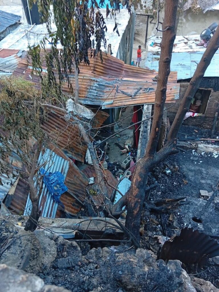 Incendio reduce a cenizas cinco viviendas en Villa Penca, Haina