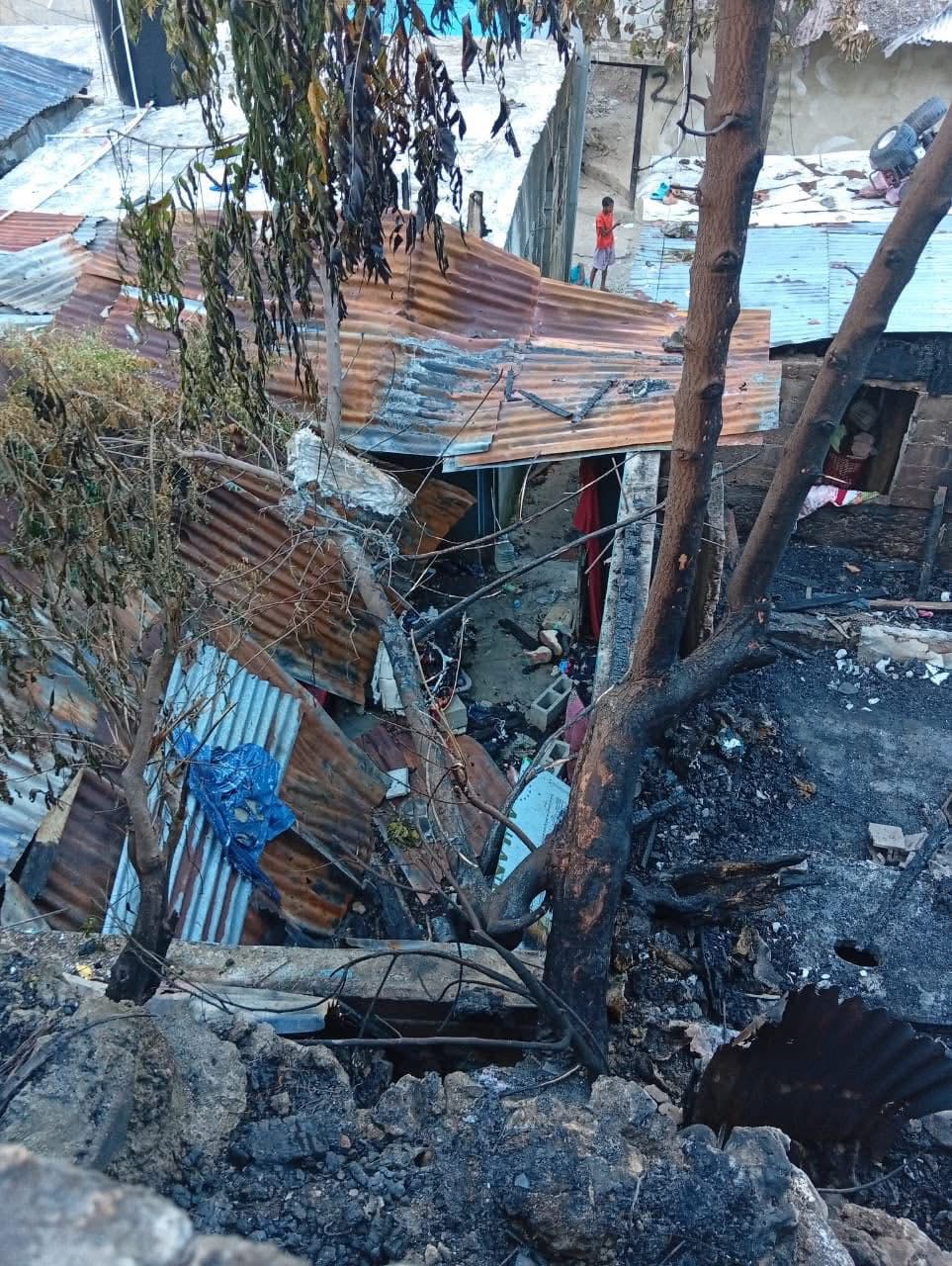 Incendio reduce a cenizas cinco viviendas en Villa Penca, Haina