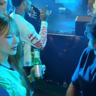 Bibi dándolo todo en el Block Party de Planeta Alofoke con una Republica en la mano