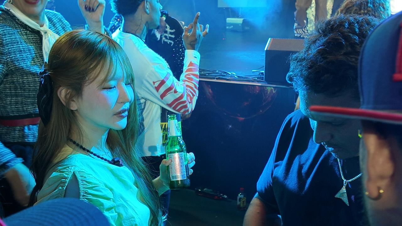 Bibi dándolo todo en el Block Party de Planeta Alofoke con una Republica en la mano