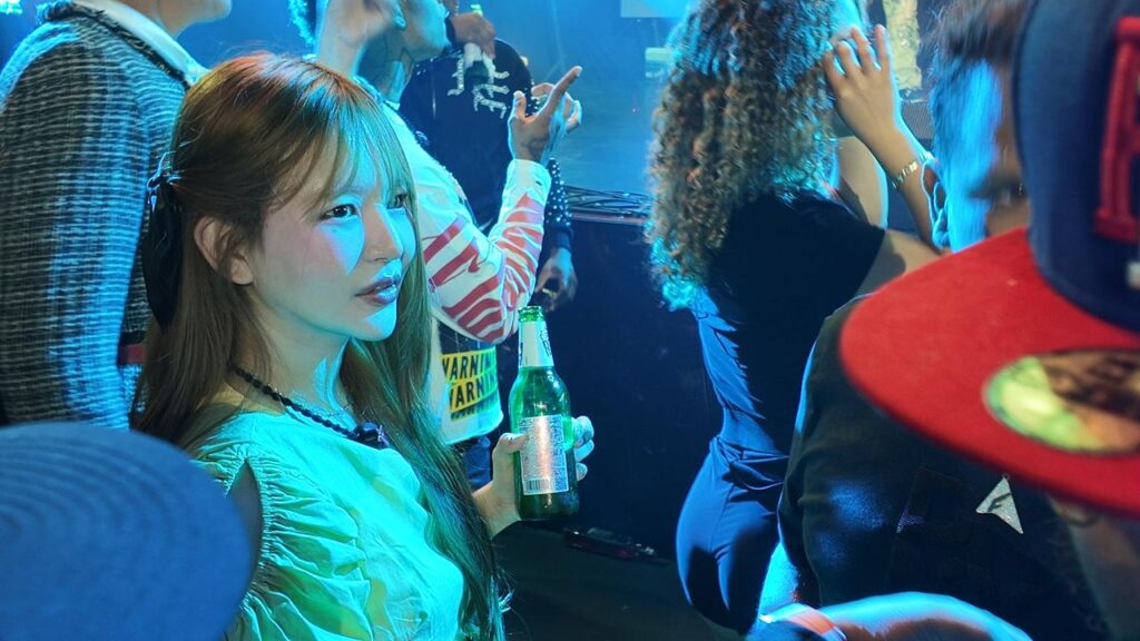Bibi dándolo todo en el Block Party de Planeta Alofoke con una Republica en la mano