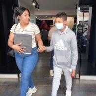 Planeta Alofoke entrega ayuda económica a menores para tratamiento y examen médico