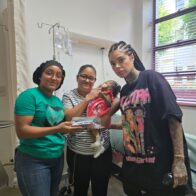 Planeta Alofoke entrega RD$300,000 a madre de la niña Ross Mary Medina para apoyar tratamiento médico