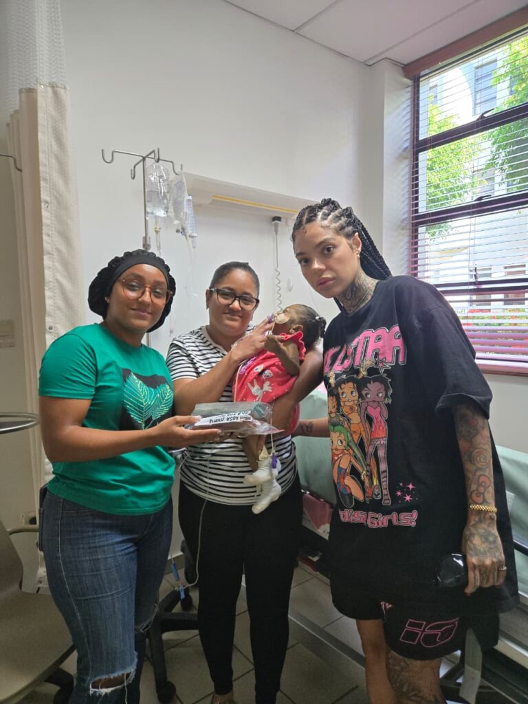 Planeta Alofoke entrega RD$300,000 a madre de la niña Ross Mary Medina para apoyar tratamiento médico