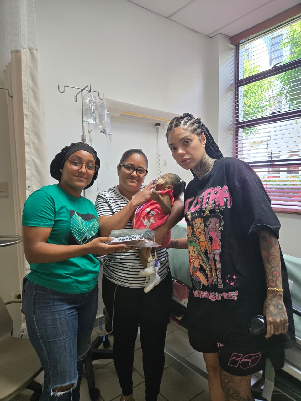 Planeta Alofoke entrega RD$300,000 a madre de la niña Ross Mary Medina para apoyar tratamiento médico