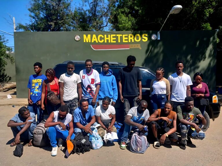 Ejército intercepta jeepeta con 16 inmigrantes indocumentados en Mao