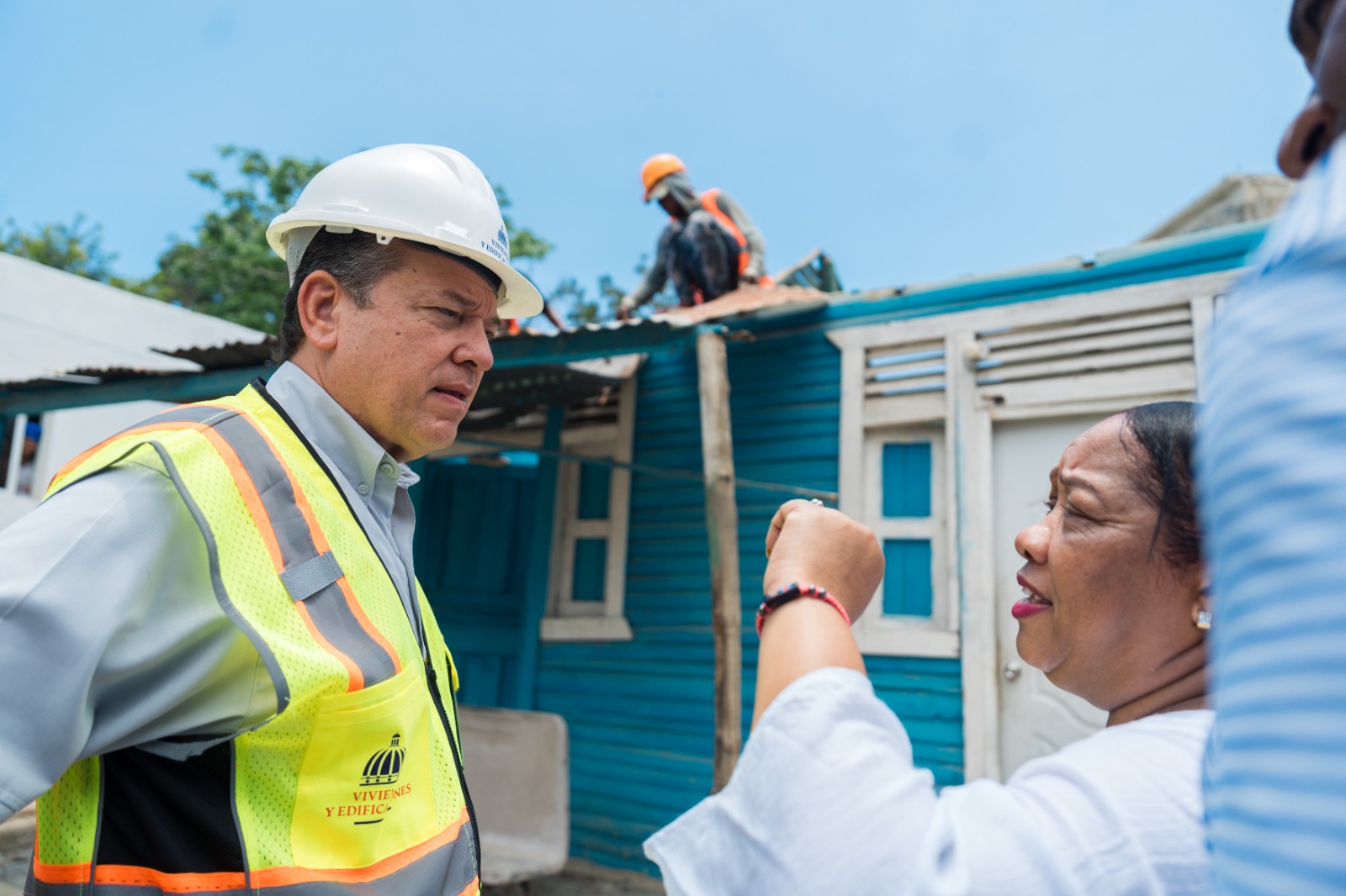El ministro de Vivienda, Hábitat y Edificaciones, Víctor Ito Bisonó, encabezará este sábado el inicio de los trabajos de reparación de viviendas en el sector 27 de Febrero