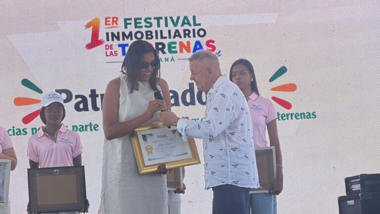 Reconocen a Ana Reyes, alcaldesa de Las Galeras, durante el primer Festival Inmobiliario de Las Terrenas