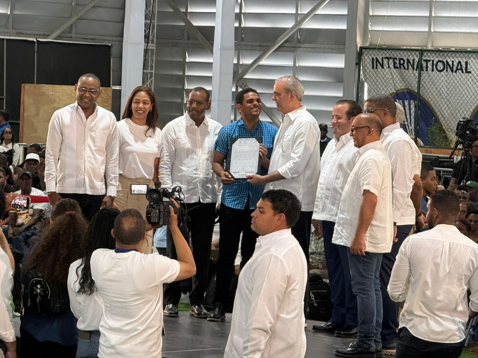 Abinader encabeza entrega de más de 1,000 títulos de propiedad en Domingo Savio