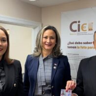 Junta Central Electoral entrega primera nueva cédula en el exterior a embajadora dominicana en EE.UU.