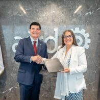 El presidente de la AIRD, Julio Virgilio Brache Álvarez y la representante residente del PNUD, Ana María Díaz.