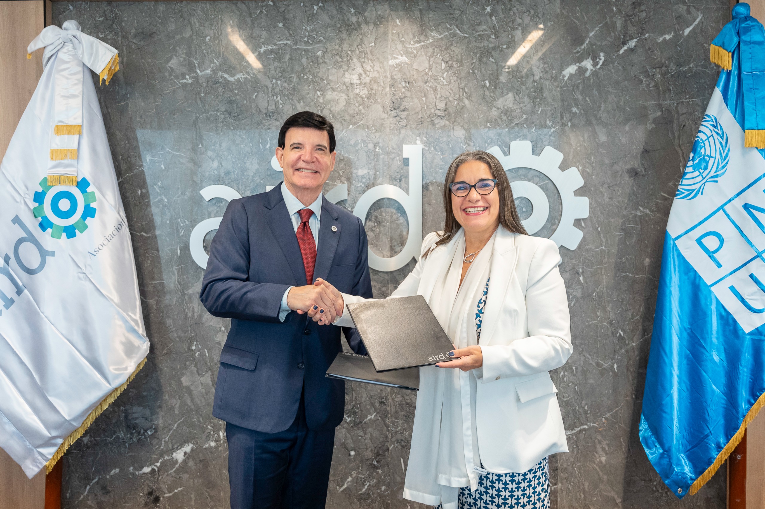 El presidente de la AIRD, Julio Virgilio Brache Álvarez y la representante residente del PNUD, Ana María Díaz.