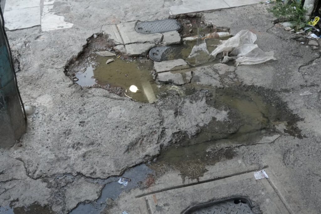 Vecinos del Ensanche Quisqueya denuncian aguas negras y hedor por alcantarillado colapsado